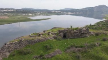 Bulgaristan 'ın Kardzhali kenti yakınlarındaki Studen Kladenets rezervuarının güney sahilindeki antik Vishegrad Kalesi' nin havadan görünüşü