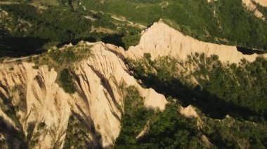 Rozhen kum piramitlerinin hava günbatımı manzarası, Blagoevgrad bölgesi, Bulgaristan