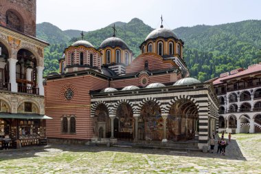RILA Monasteri, BULGARIA - 24 Haziran 2021: Rila Ortodoks Manastırı (Rila Manastırı), Kyustendil Bölgesi, Bulgaristan