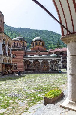 RILA Monasteri, BULGARIA - 24 Haziran 2021: Rila Ortodoks Manastırı (Rila Manastırı), Kyustendil Bölgesi, Bulgaristan