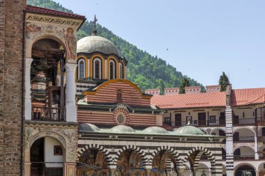 RILA Monasteri, BULGARIA - 24 Haziran 2021: Rila Ortodoks Manastırı (Rila Manastırı), Kyustendil Bölgesi, Bulgaristan