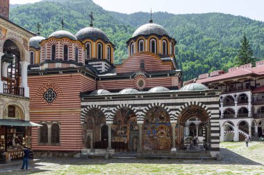 RILA Monasteri, BULGARIA - 24 Haziran 2021: Rila Ortodoks Manastırı (Rila Manastırı), Kyustendil Bölgesi, Bulgaristan