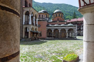 RILA Monasteri, BULGARIA - 24 Haziran 2021: Rila Ortodoks Manastırı (Rila Manastırı), Kyustendil Bölgesi, Bulgaristan