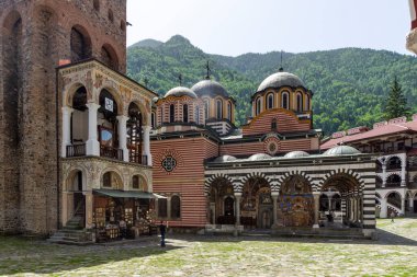 RILA Monasteri, BULGARIA - 24 Haziran 2021: Rila Ortodoks Manastırı (Rila Manastırı), Kyustendil Bölgesi, Bulgaristan