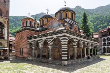 RILA Monasteri, BULGARIA - 24 Haziran 2021: Rila Ortodoks Manastırı (Rila Manastırı), Kyustendil Bölgesi, Bulgaristan