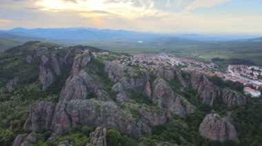 Belogradchik Kayalıkları, Vidin Bölgesi, Bulgaristan 'ın hava gün batımı manzarası