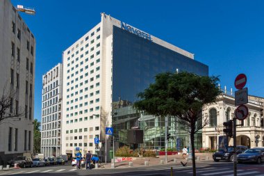 BUCHAREST, ROMANIA - 17 Ağustos 2021: Romanya 'nın başkenti Bükreş' teki Calea Victoriei Caddesi