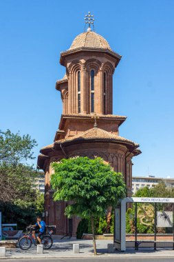 BÜKREŞ, ROMANIA - 17 AĞUSTOS 2021: Romanya 'nın Bükreş kentindeki Devrim Meydanında Kretzulescu Kilisesi
