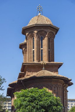 BÜKREŞ, ROMANIA - 17 AĞUSTOS 2021: Romanya 'nın Bükreş kentindeki Devrim Meydanında Kretzulescu Kilisesi