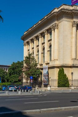 BÜKREŞ, ROMANIA - 17 Ağustos 2021: Romanya 'nın Bükreş kentinde Devrim Meydanı Panoraması