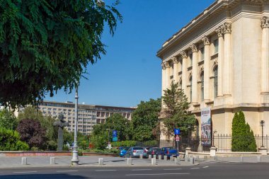 BÜKREŞ, ROMANIA - 17 Ağustos 2021: Romanya 'nın Bükreş kentinde Devrim Meydanı Panoraması