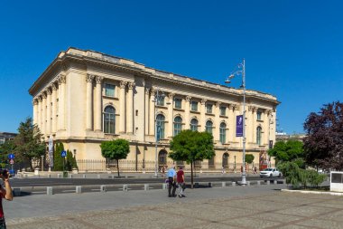 BÜKREŞ, ROMANIA - 17 Ağustos 2021: Romanya 'nın Bükreş kentinde Devrim Meydanı Panoraması