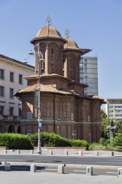 BÜKREŞ, ROMANIA - 17 AĞUSTOS 2021: Romanya 'nın Bükreş kentindeki Devrim Meydanında Kretzulescu Kilisesi