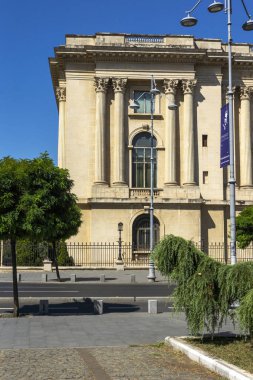 BÜKREŞ, ROMANIA - 17 Ağustos 2021: Romanya 'nın Bükreş kentinde Devrim Meydanı Panoraması