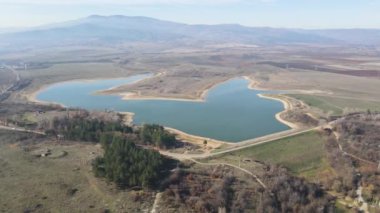 Bulgaristan 'ın Kyustendil bölgesindeki Drenov Dol rezervuarının şaşırtıcı hava manzarası