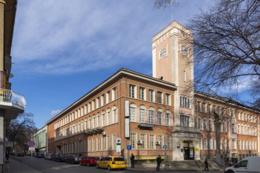STARA ZAGORA, BULGARIA - 14 Ocak 2021: Bulgaristan 'ın Stara Zagora kentinin merkezindeki tipik bina ve cadde