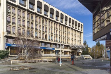 STARA ZAGORA, BULGARIA - 14 Ocak 2021: Bulgaristan 'ın Stara Zagora kentinin merkezindeki tipik bina ve cadde