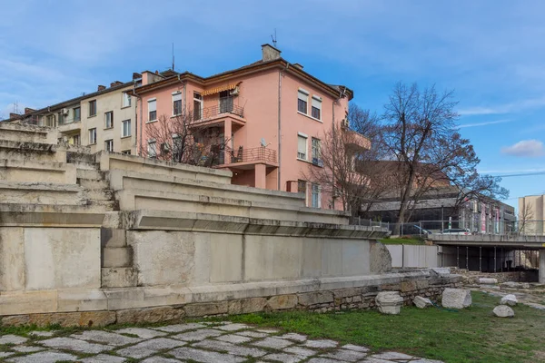 STARA ZAGORA, BULGARIA - 5 Ağustos 2021: Bulgaristan 'ın Stara Zagora kentinin merkezinde bulunan antik Forum Augusta Traiana kalıntıları