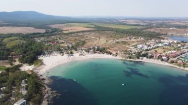 Bulgaristan 'ın Burgaz Bölgesi' nin Çarevo kasabası yakınlarındaki Arapya plajının hava manzarası 