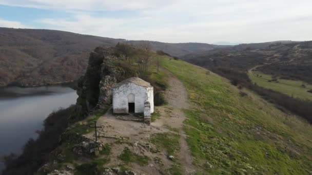 Légi Kilátás Templom Keresztelő Szent János Pchelina Víztározó Pernik Régió — Stock videók