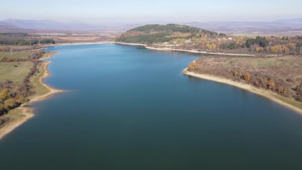 Vista Aérea Outono Reservatório Izvor Montanha Konyavska Região Pernik Bulgária — Vídeo de Stock