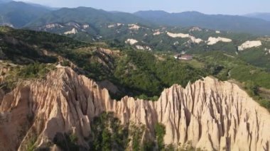 Bulgaristan 'ın Blagoevgrad bölgesindeki Ortaçağ Rozhen Tanrı' nın Doğumu Manastırı 'nın havadan görünüşü