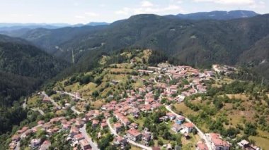 Bulgaristan 'ın Smolyan Bölgesi Momchilovtsi köyünün hava manzarası