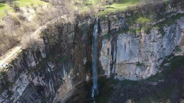 保加利亚巴尔干山脉Zasele村附近Skaklya瀑布的空中景观 — 图库视频影像