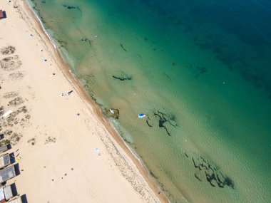 Bulgaristan 'ın Burgaz Bölgesi' nin Sozopol kasabası yakınlarındaki Gradina (Bahçe) plajının havadan manzarası