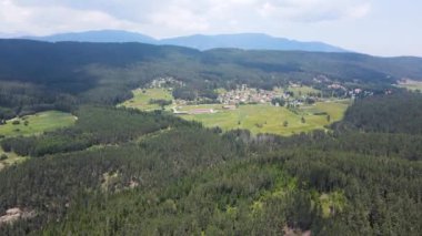 Bulgaristan 'ın Rila ve Rhodopes dağı arasındaki Yundola bölgesinin şaşırtıcı hava manzarası