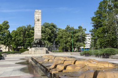 VIDIN, BULGARIA - 23 Mayıs 2021: Bulgaristan 'ın Vidin kentinin merkezindeki Bdintsi Meydanı' nın panoramik manzarası