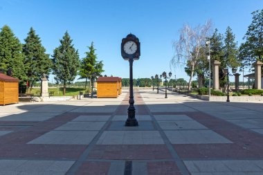 VIDIN, BULGARIA - 23 Mayıs 2021: Bulgaristan 'ın Vidin kentinin merkezindeki Bdintsi Meydanı' nın panoramik manzarası