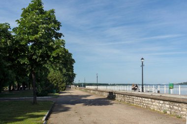 VIDIN, BULGARIA - 23 Mayıs 2021: Bulgaristan 'ın Vidin kentinin merkezindeki sahil caddesi