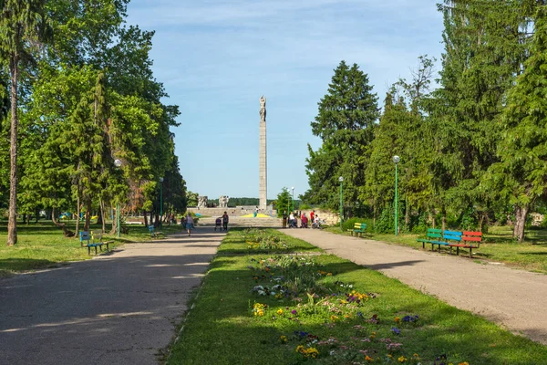 VIDIN, BULGARIA - 23 Mayıs 2021: Bulgaristan 'ın Vidin kentinin merkezindeki sahil caddesi