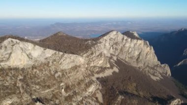 Balkan Dağları ve Vratsata Geçidi 'nin İnanılmaz Sonbahar Manzarası, Bulgaristan