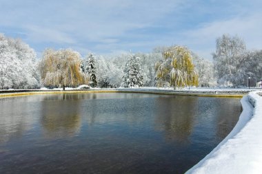 SOFYA, BULGARIA - 30 Kasım 2021: Bulgaristan 'ın Sofya kentindeki South Park' ın şaşırtıcı kış manzarası