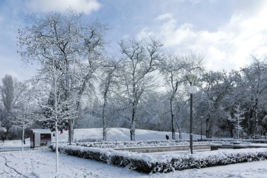 SOFYA, BULGARIA - 30 Kasım 2021: Bulgaristan 'ın Sofya kentindeki South Park' ın şaşırtıcı kış manzarası