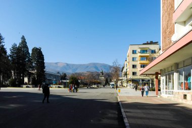 BERKOVITSA, BULGARIA - 21 Kasım 2021: Bulgaristan 'ın Montana bölgesindeki Berkovitsa kentinin merkezindeki tipik bina ve sokak