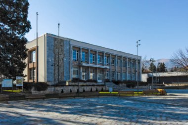 BERKOVITSA, BULGARIA - 21 Kasım 2021: Bulgaristan 'ın Montana bölgesindeki Berkovitsa kentinin merkezindeki tipik bina ve sokak