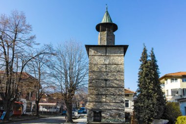 BERKOVITSA, BULGARIA - 21 Kasım 2021: Bulgaristan 'ın Montana bölgesindeki Berkovitsa kentinin merkezindeki tipik bina ve sokak