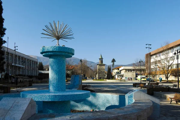 ベルコヴィツァ ブルガリア 2021年11月21日 ブルガリア モンタナ州ベルコヴィツァの町の中心部にある典型的な建物と通り — ストック写真