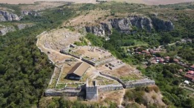 Bulgaristan 'ın Byala kentindeki Kolyu Ficheto Köprüsü olarak bilinen Yantra Nehri üzerindeki Dokuzuncu yüzyıl köprüsünün havadan görünüşü