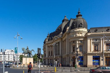 BÜKREŞ, ROMANIA - 17 Ağustos 2021: Romanya 'nın Bükreş kentinde Devrim Meydanı Panoraması