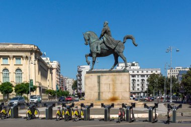 BÜKREŞ, ROMANIA - 17 AĞUSTOS 2021: Romanya 'nın Bükreş kentindeki Üniversite Kütüphanesi önündeki I. Carol Heykeli