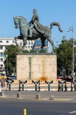 BÜKREŞ, ROMANIA - 17 AĞUSTOS 2021: Romanya 'nın Bükreş kentindeki Üniversite Kütüphanesi önündeki I. Carol Heykeli