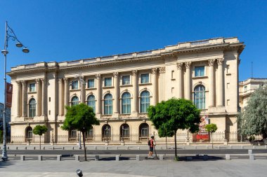 BÜKREŞ, ROMANIA - 17 Ağustos 2021: Romanya 'nın Bükreş kentinde Devrim Meydanı Panoraması