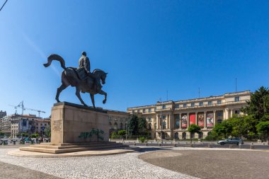 BÜKREŞ, ROMANIA - 17 AĞUSTOS 2021: Romanya 'nın Bükreş kentindeki Üniversite Kütüphanesi önündeki I. Carol Heykeli