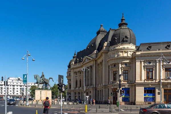 BÜKREŞ, ROMANIA - 17 Ağustos 2021: Romanya 'nın Bükreş kentinde Devrim Meydanı Panoraması