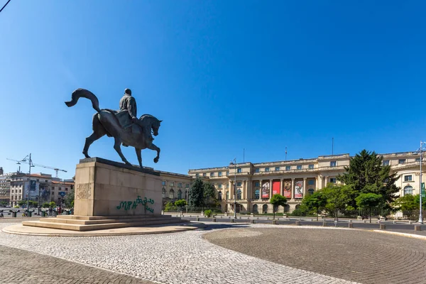 Bukaresz Rumunia Sierpnia 2021 Jeździecki Posąg Karola Przed Biblioteką Uniwersytecką — Zdjęcie stockowe