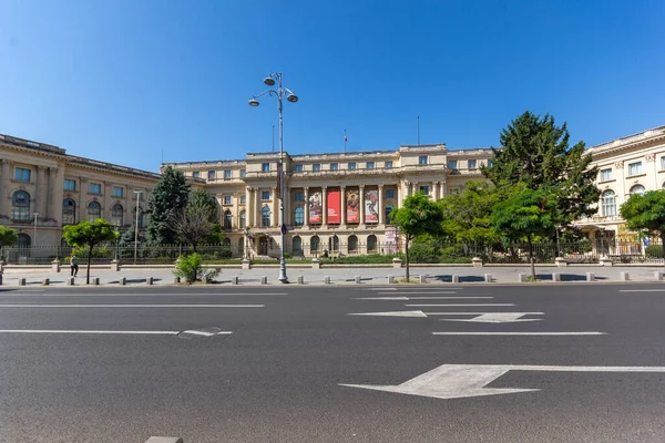 BÜKREŞ, ROMANIA - 17 Ağustos 2021: Romanya 'nın Bükreş kentinde Devrim Meydanı Panoraması